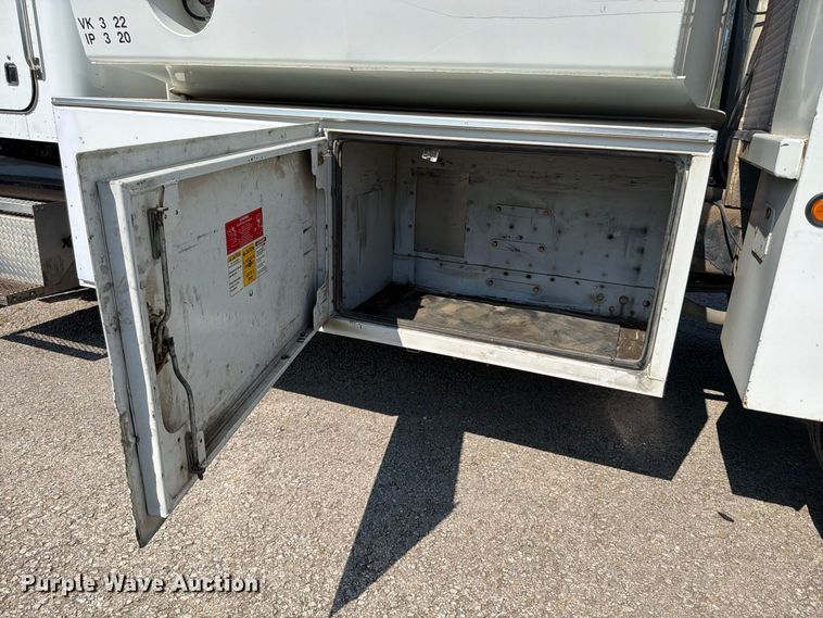 image for item FU4597 2001 Peterbilt 378 fuel / lube truck