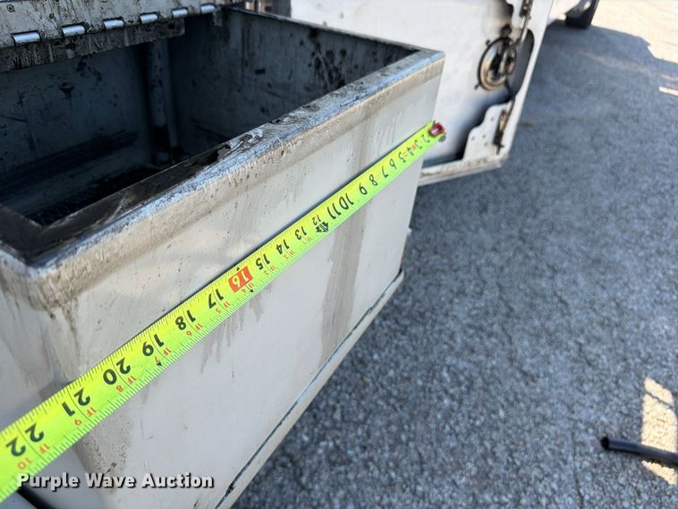 image for item FU4597 2001 Peterbilt 378 fuel / lube truck