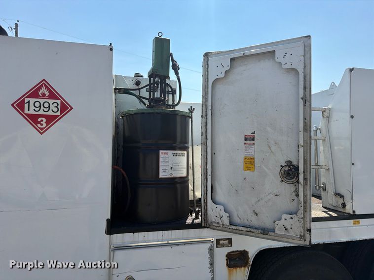 image for item FU4597 2001 Peterbilt 378 fuel / lube truck