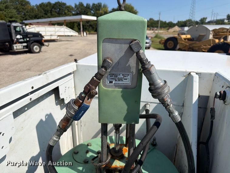image for item FU4597 2001 Peterbilt 378 fuel / lube truck
