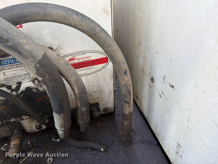 image for item FU4597 2001 Peterbilt 378 fuel / lube truck