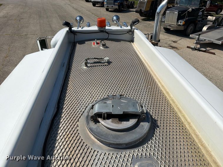 image for item FU4597 2001 Peterbilt 378 fuel / lube truck