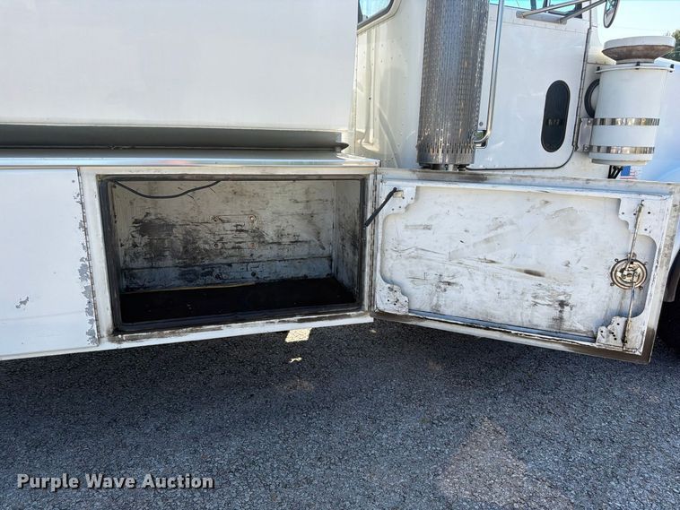 image for item FU4597 2001 Peterbilt 378 fuel / lube truck