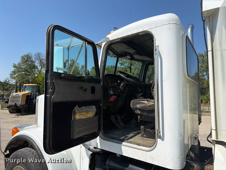 image for item FU4597 2001 Peterbilt 378 fuel / lube truck