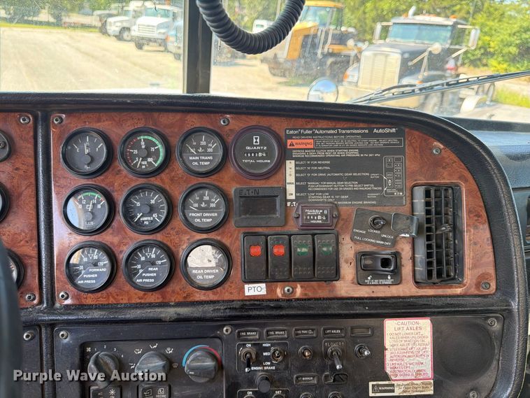image for item FU4597 2001 Peterbilt 378 fuel / lube truck