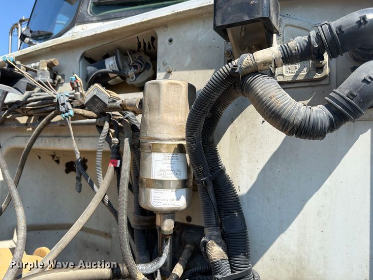 image for item FU4597 2001 Peterbilt 378 fuel / lube truck