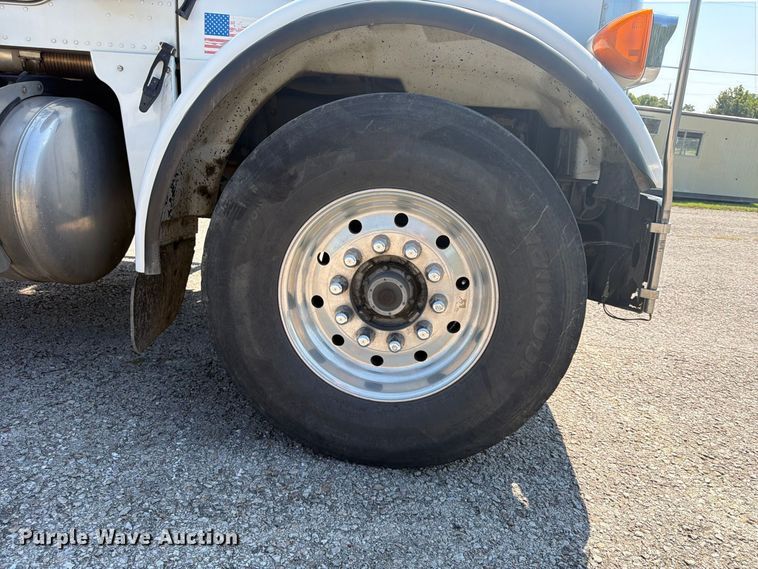image for item FU4597 2001 Peterbilt 378 fuel / lube truck