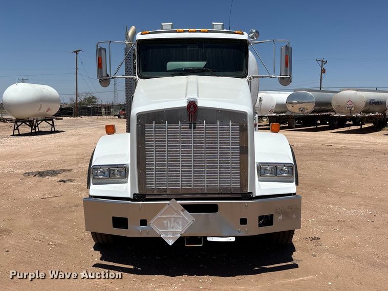 image for item JM9475 2018 Kenworth T800 fuel truck