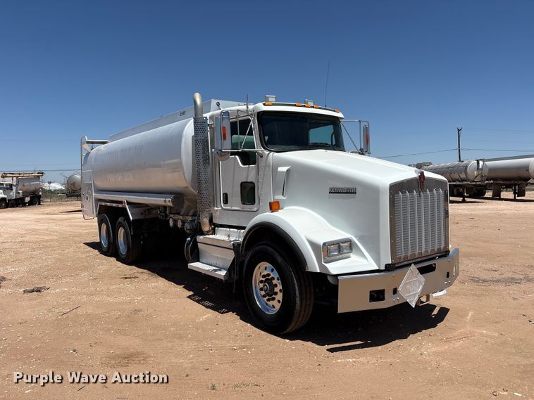 image for item JM9475 2018 Kenworth T800 fuel truck