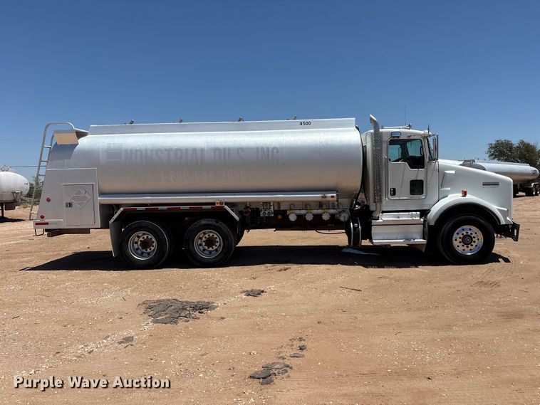 image for item JM9475 2018 Kenworth T800 fuel truck