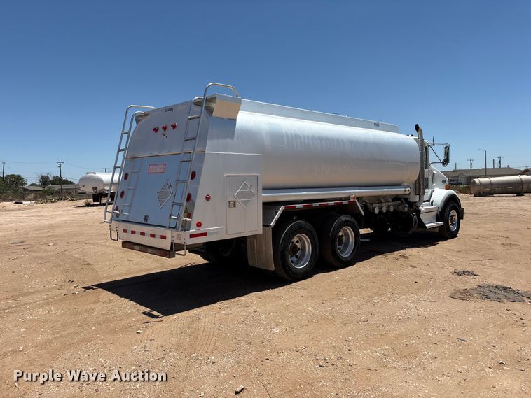 image for item JM9475 2018 Kenworth T800 fuel truck