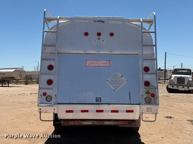 image for item JM9475 2018 Kenworth T800 fuel truck
