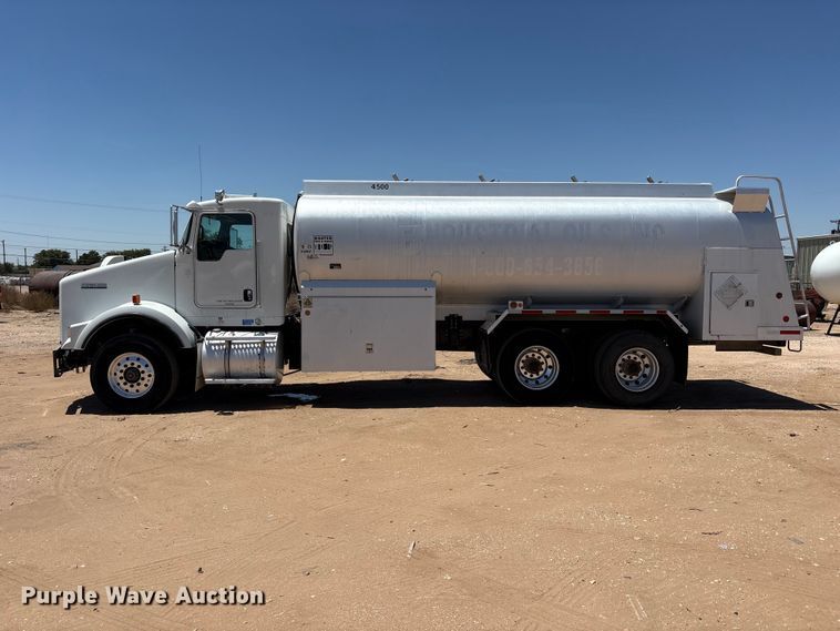 image for item JM9475 2018 Kenworth T800 fuel truck