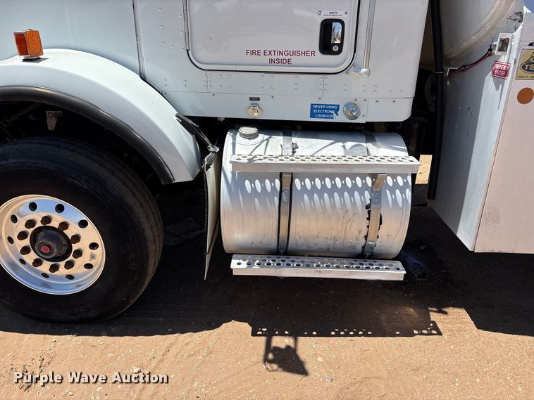 image for item JM9475 2018 Kenworth T800 fuel truck