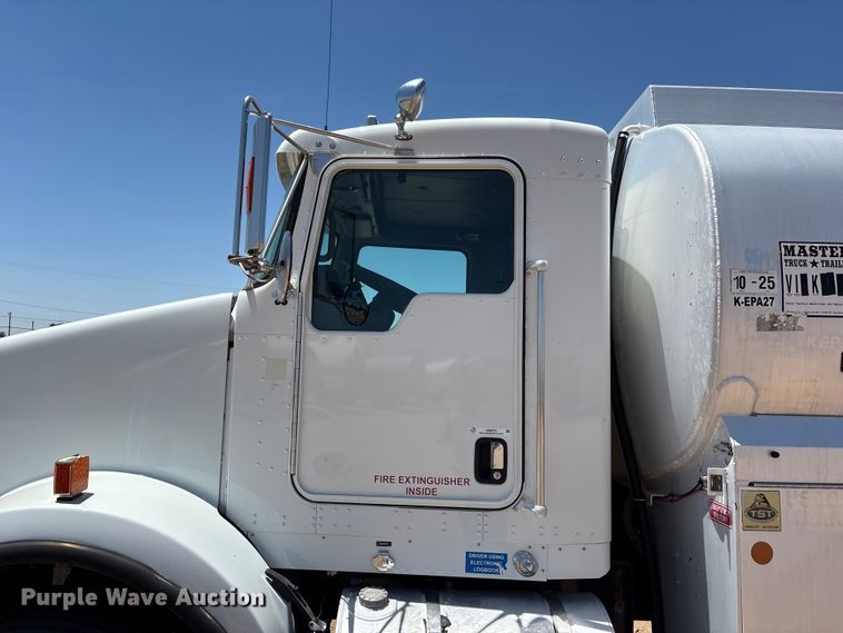 image for item JM9475 2018 Kenworth T800 fuel truck