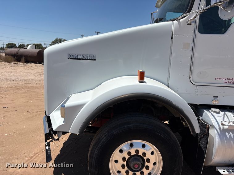 image for item JM9475 2018 Kenworth T800 fuel truck