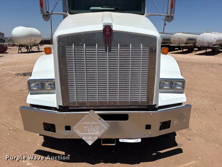 image for item JM9475 2018 Kenworth T800 fuel truck