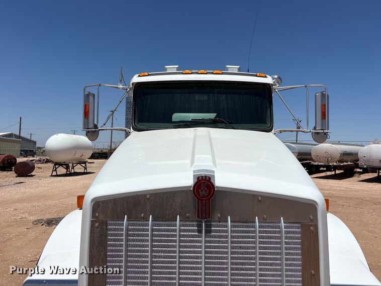 image for item JM9475 2018 Kenworth T800 fuel truck