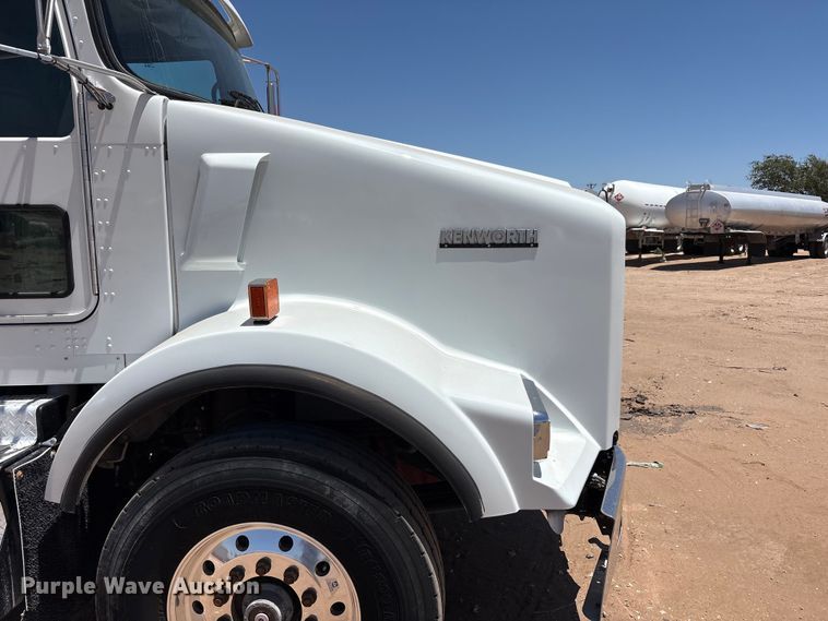image for item JM9475 2018 Kenworth T800 fuel truck