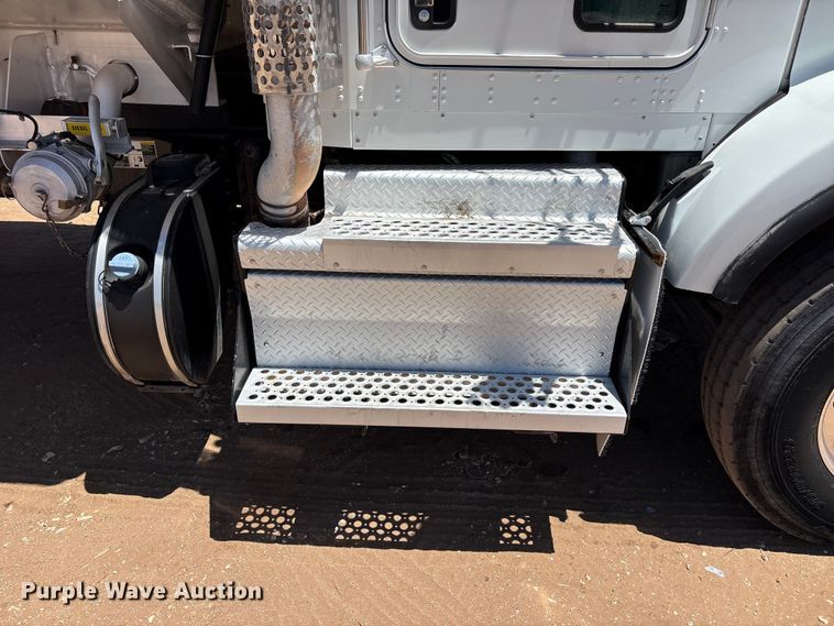 image for item JM9475 2018 Kenworth T800 fuel truck