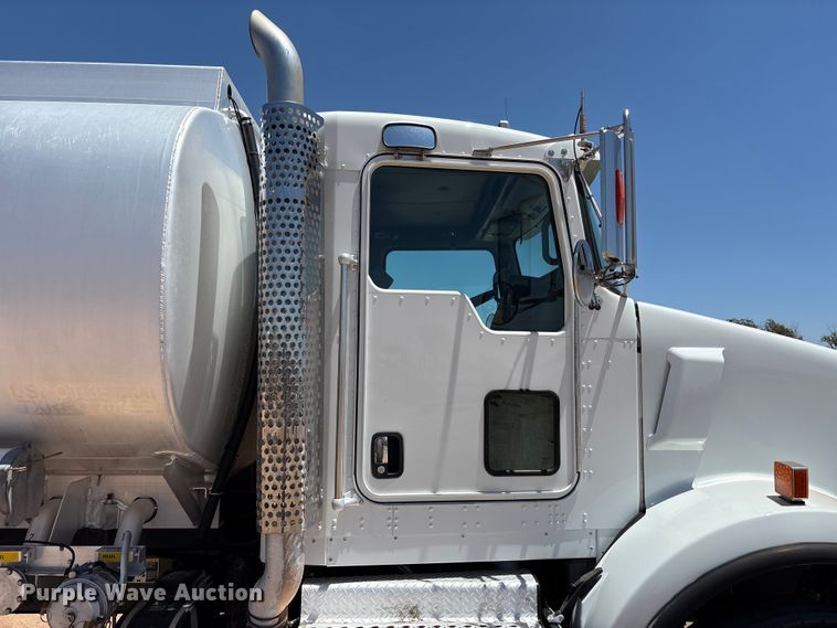 image for item JM9475 2018 Kenworth T800 fuel truck