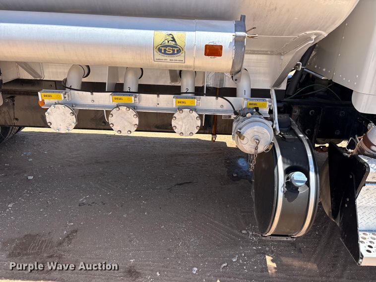 image for item JM9475 2018 Kenworth T800 fuel truck