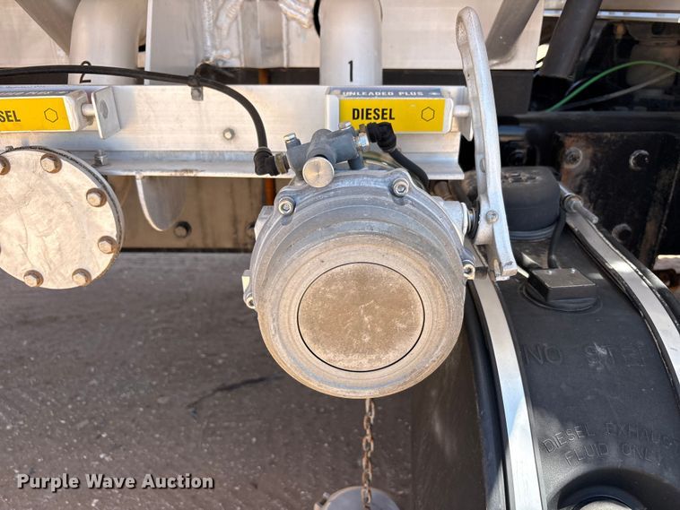 image for item JM9475 2018 Kenworth T800 fuel truck