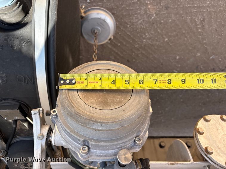 image for item JM9475 2018 Kenworth T800 fuel truck