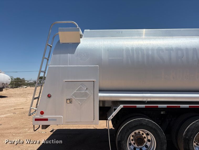 image for item JM9475 2018 Kenworth T800 fuel truck