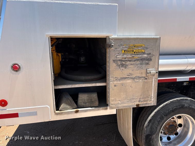 image for item JM9475 2018 Kenworth T800 fuel truck