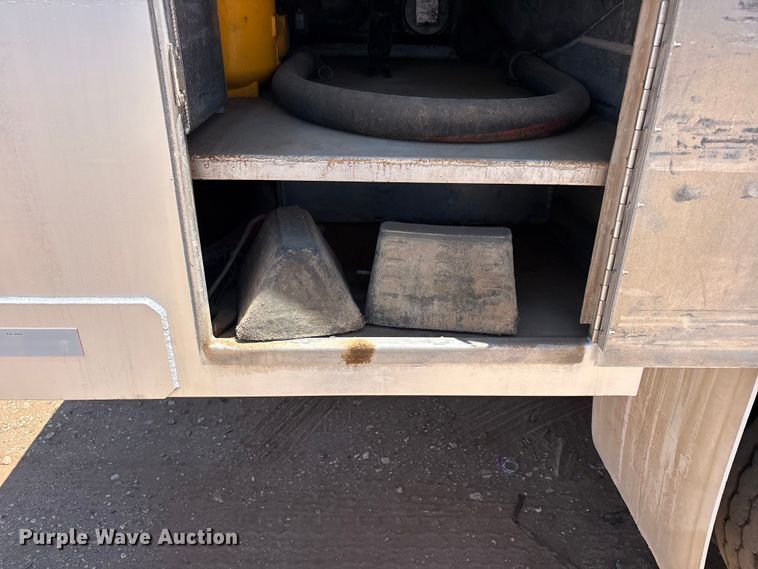 image for item JM9475 2018 Kenworth T800 fuel truck