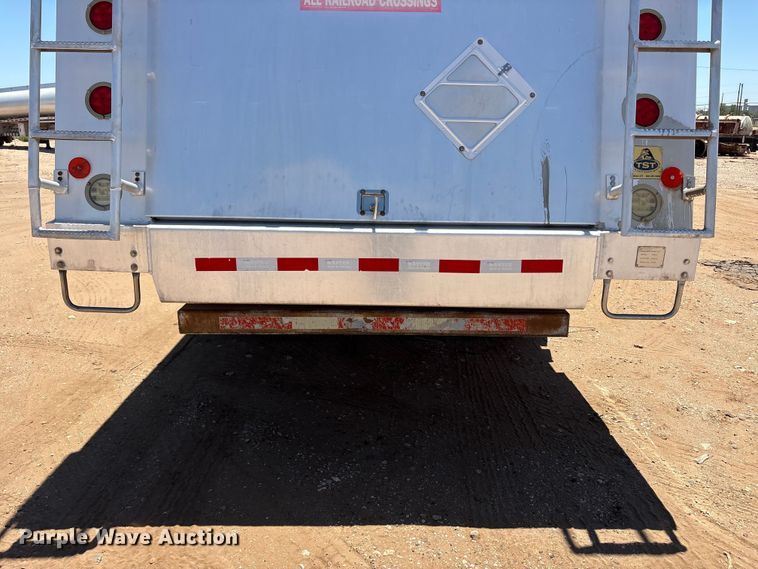 image for item JM9475 2018 Kenworth T800 fuel truck