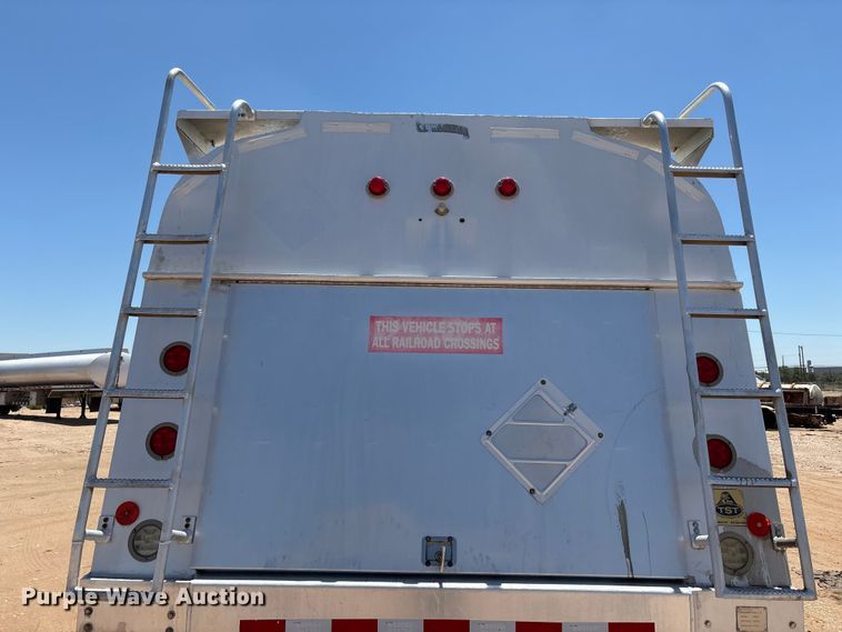 image for item JM9475 2018 Kenworth T800 fuel truck