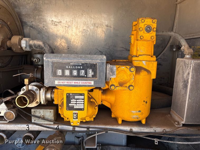 image for item JM9475 2018 Kenworth T800 fuel truck