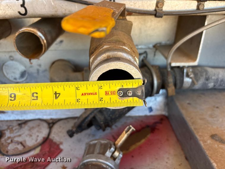 image for item JM9475 2018 Kenworth T800 fuel truck