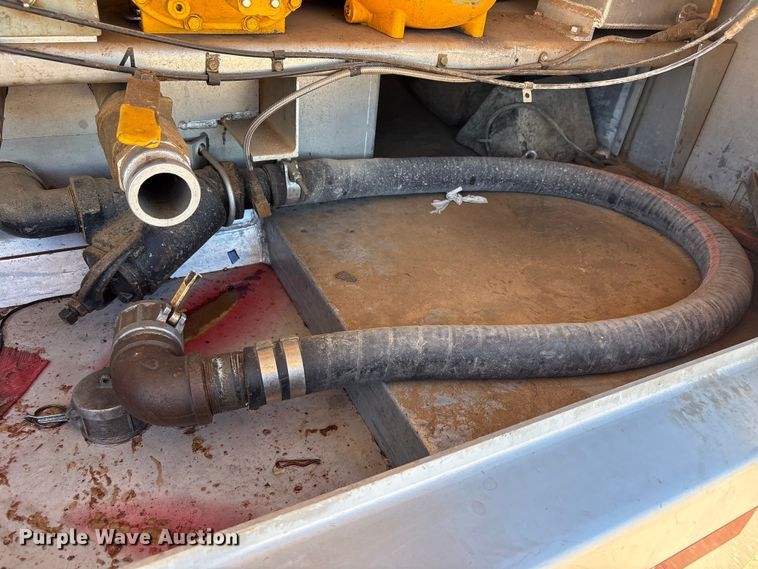 image for item JM9475 2018 Kenworth T800 fuel truck