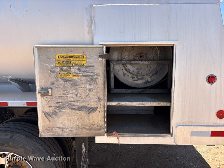 image for item JM9475 2018 Kenworth T800 fuel truck