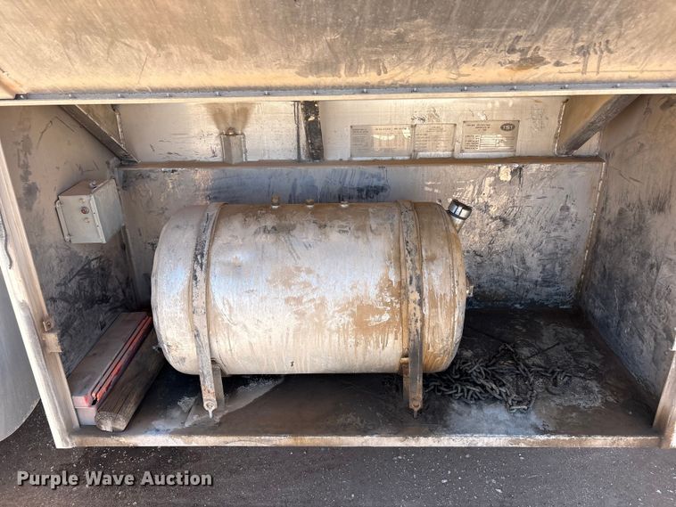 image for item JM9475 2018 Kenworth T800 fuel truck