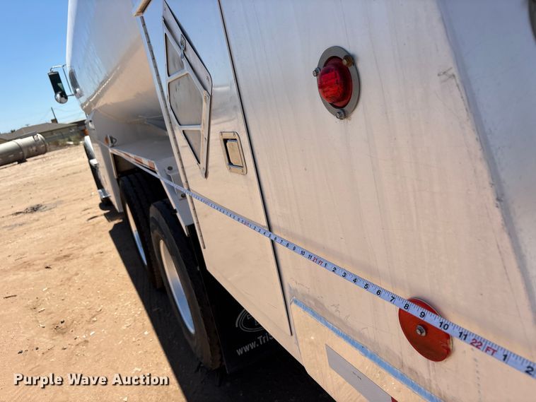 image for item JM9475 2018 Kenworth T800 fuel truck