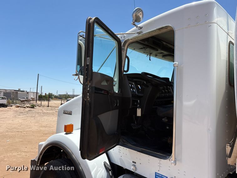 image for item JM9475 2018 Kenworth T800 fuel truck