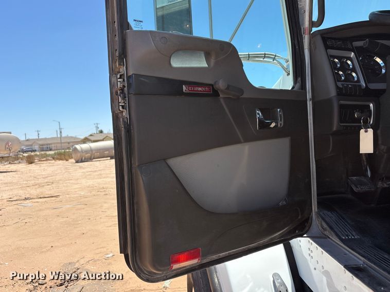 image for item JM9475 2018 Kenworth T800 fuel truck