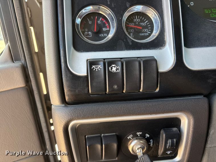 image for item JM9475 2018 Kenworth T800 fuel truck