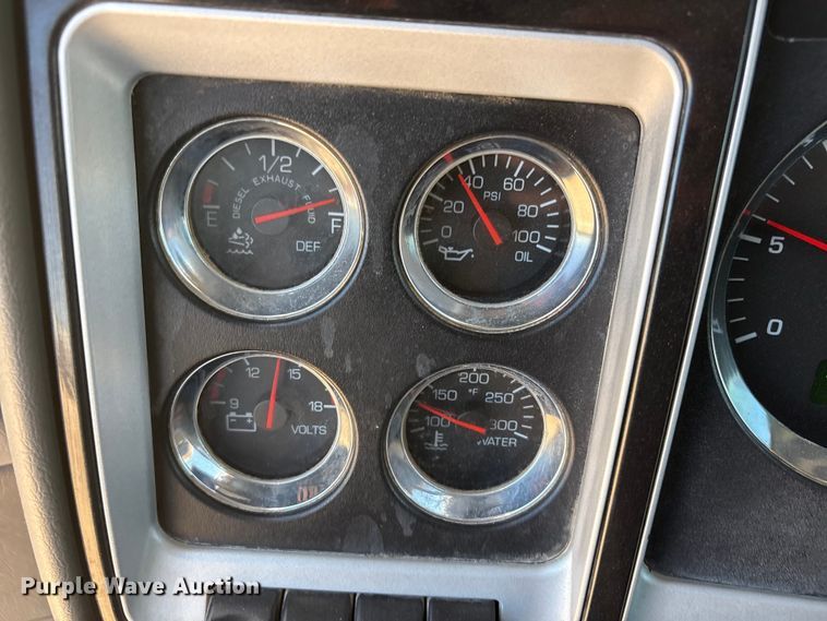 image for item JM9475 2018 Kenworth T800 fuel truck