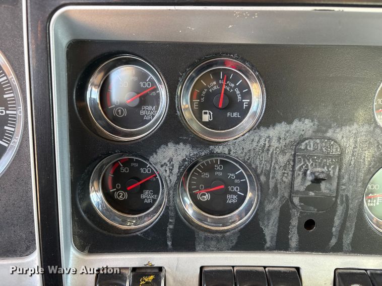 image for item JM9475 2018 Kenworth T800 fuel truck