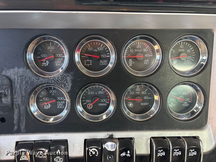 image for item JM9475 2018 Kenworth T800 fuel truck