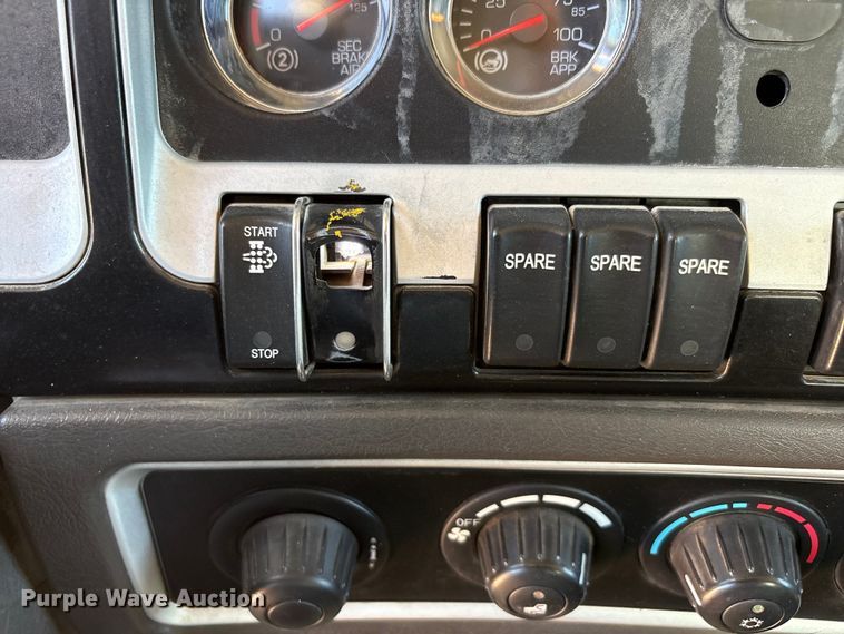 image for item JM9475 2018 Kenworth T800 fuel truck