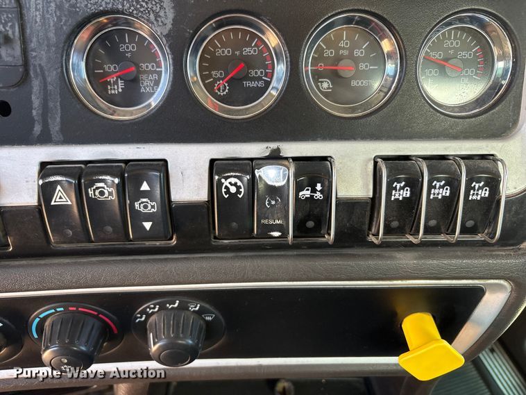 image for item JM9475 2018 Kenworth T800 fuel truck