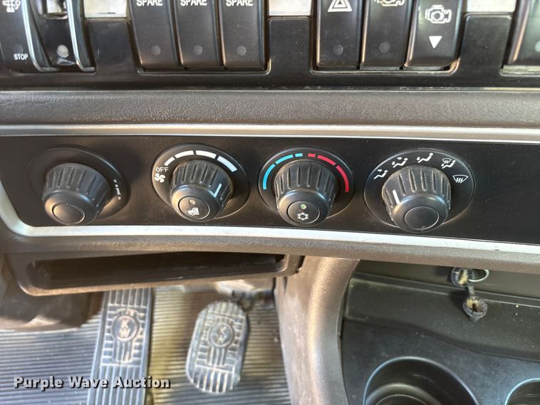 image for item JM9475 2018 Kenworth T800 fuel truck