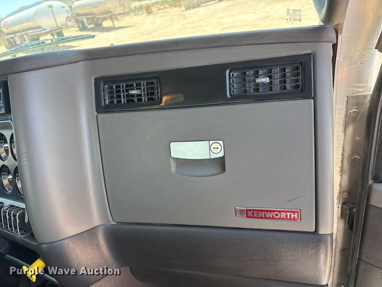 image for item JM9475 2018 Kenworth T800 fuel truck