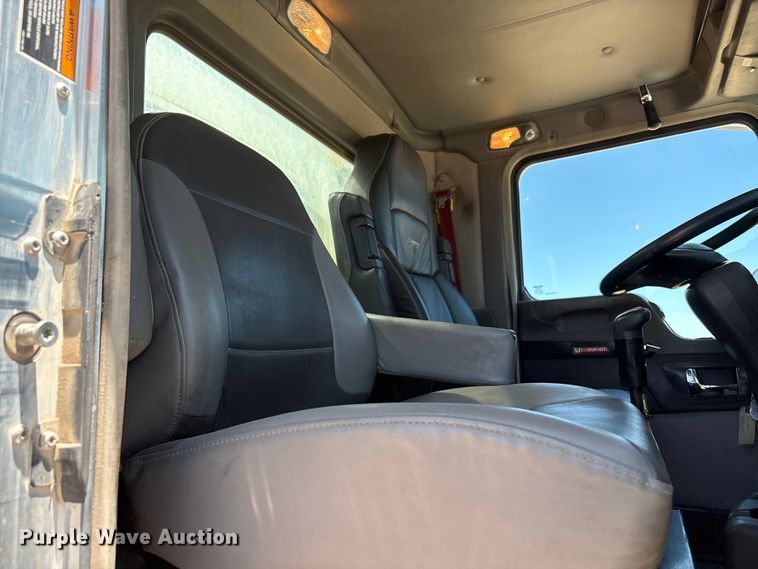 image for item JM9475 2018 Kenworth T800 fuel truck